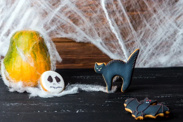 Halloween hembakade pepparkakor över träbord — Stockfoto