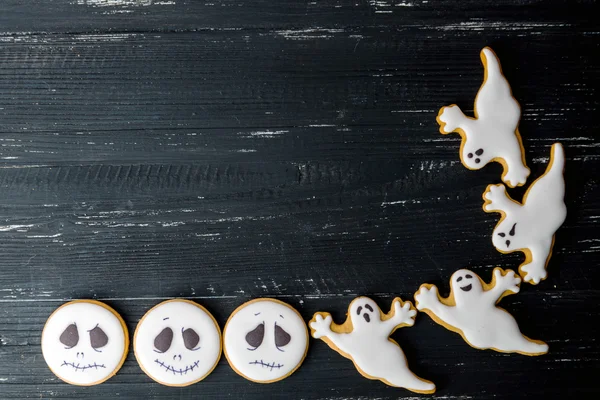 Halloween biscoitos de gengibre caseiros sobre mesa de madeira — Fotografia de Stock