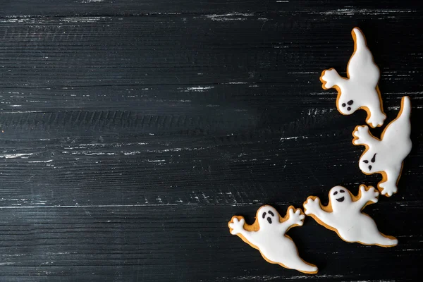 Halloween hembakade pepparkakor över träbord — Stockfoto