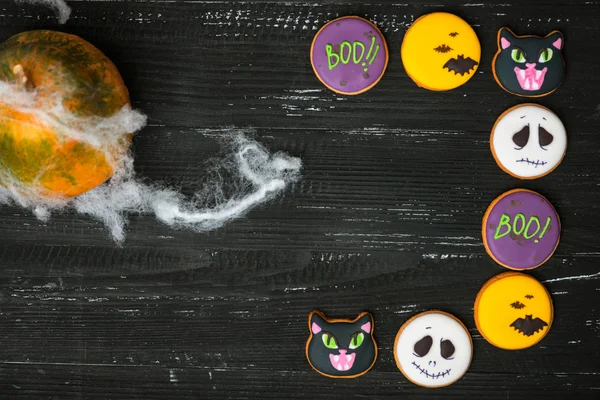 Biscoitos de gengibre deliciosos engraçados para o Halloween na mesa . — Fotografia de Stock