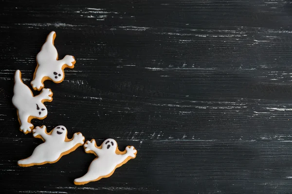 Halloween zelfgemaakte peperkoek koekjes over houten tafel — Stockfoto