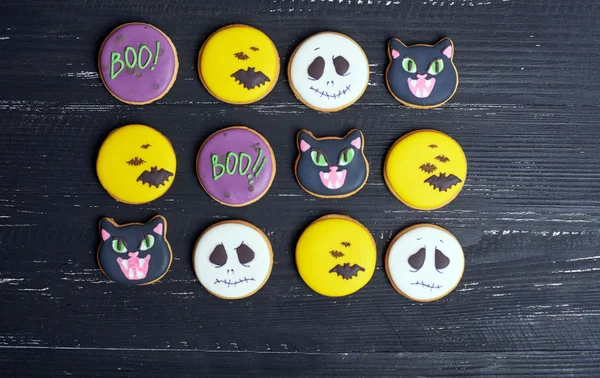 Visão superior em biscoitos de gengibre engraçados para o Halloween — Fotografia de Stock