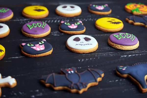 Fechar vista em biscoitos de gengibre engraçados para o Halloween — Fotografia de Stock