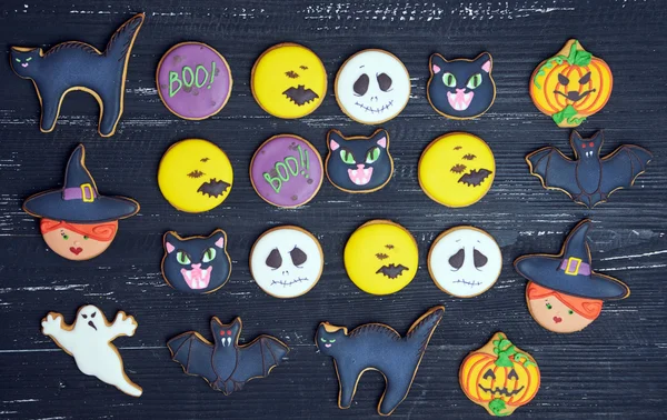 Visão superior em biscoitos de gengibre engraçados para o Halloween — Fotografia de Stock