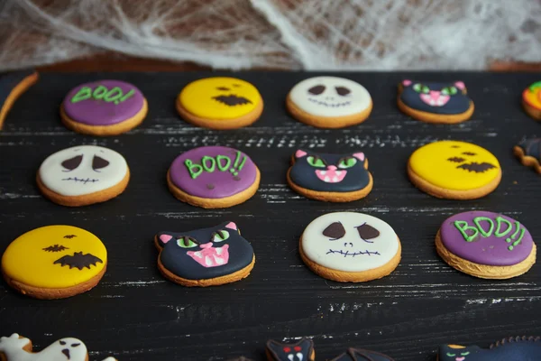 Visão superior em biscoitos de gengibre engraçados para o Halloween — Fotografia de Stock