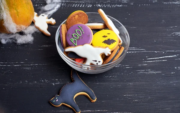 Schüssel mit Halloween-Plätzchen — Stockfoto