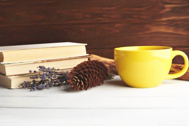 Büyük sarı Kupası ile natürmort