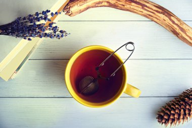 Büyük sarı bardak çay ile natürmort