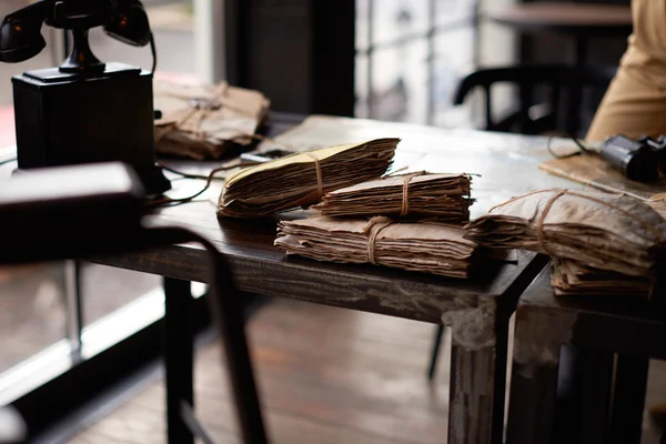 Un montón de cartas viejas en un escritorio Fotos De Stock