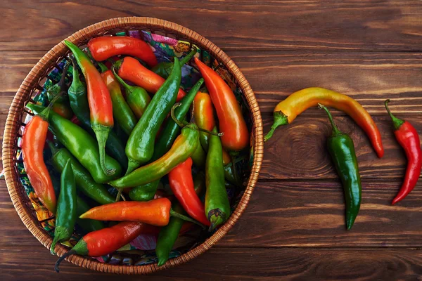 Primer plano de un surtido de pimientos y chiles en una canasta Imágenes De Stock Sin Royalties Gratis