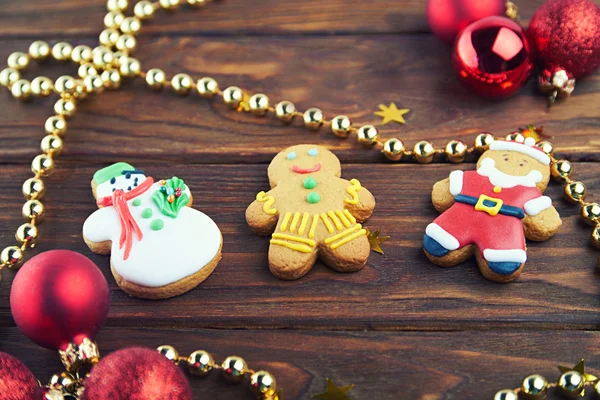 Galletas de jengibre de Navidad sobre fondo de madera —  Fotos de Stock