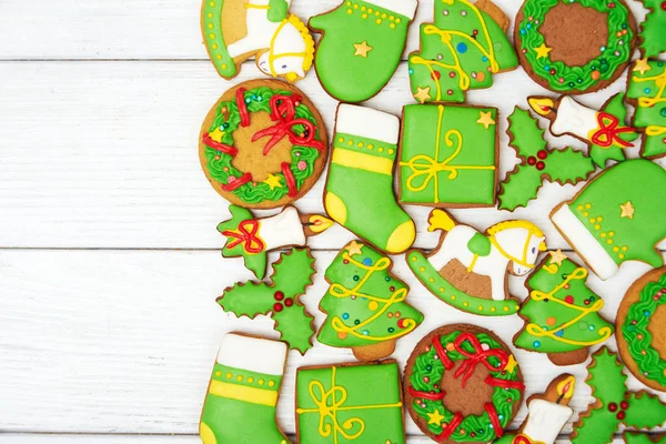 Galletas de jengibre verde de Navidad sobre fondo de madera —  Fotos de Stock