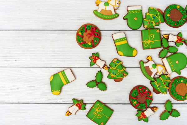 Noel yeşil gingerbread çerezleri ahşap arka plan üzerinde