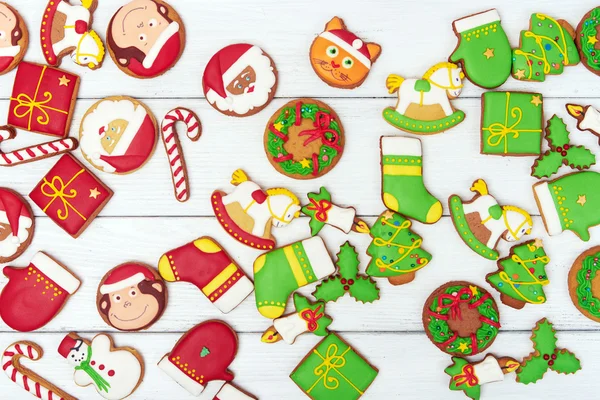 Рождественские зеленые и красные пряники печенье на деревянном фоне — стоковое фото