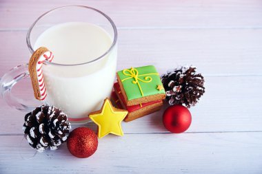 Noel Baba için Çerezler: zencefil çerezleri, süt ve Noel dekorasyon 