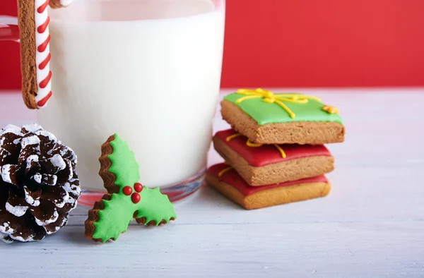 Zamknij się w imbir ciasteczka, mleko i Bożego Narodzenia ozdoba — Zdjęcie stockowe