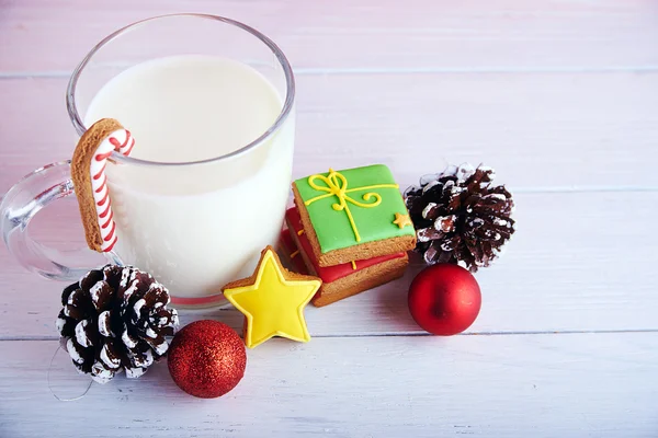 Noel Baba için Çerezler: zencefil çerezleri, süt ve Noel dekorasyon 