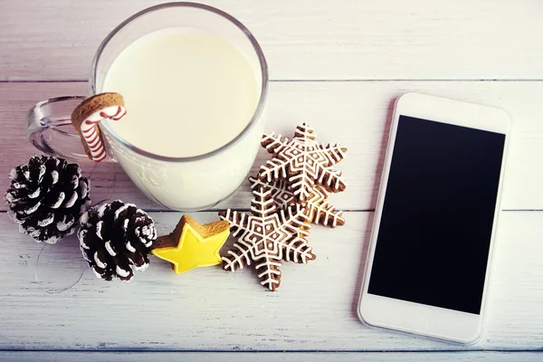 Bardak süt, kırmızı arka plan ile Noel tatlılar