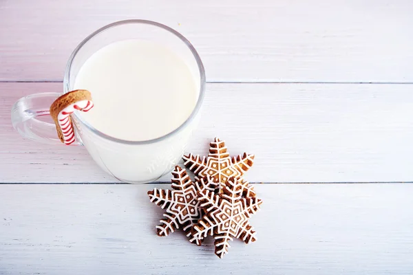 Bardak süt, kırmızı arka plan ile Noel tatlılar