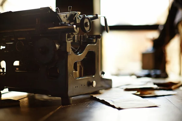 Escritorio en una antigua oficina militar — Foto de Stock