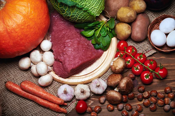 Légumes frais et viande crue sur un sac — Photo