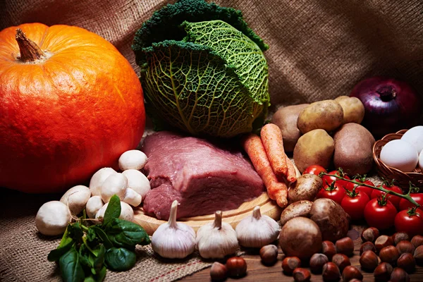 Свіжі овочі та сире м'ясо на мішку Ліцензійні Стокові Фото
