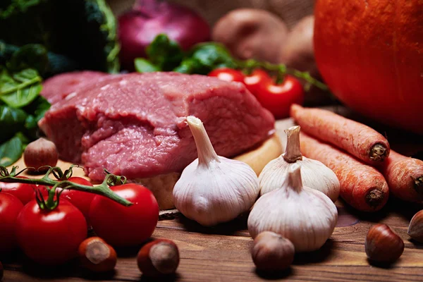 Świeże warzywa i surowe mięso na zwolnieniu Zdjęcie Stockowe