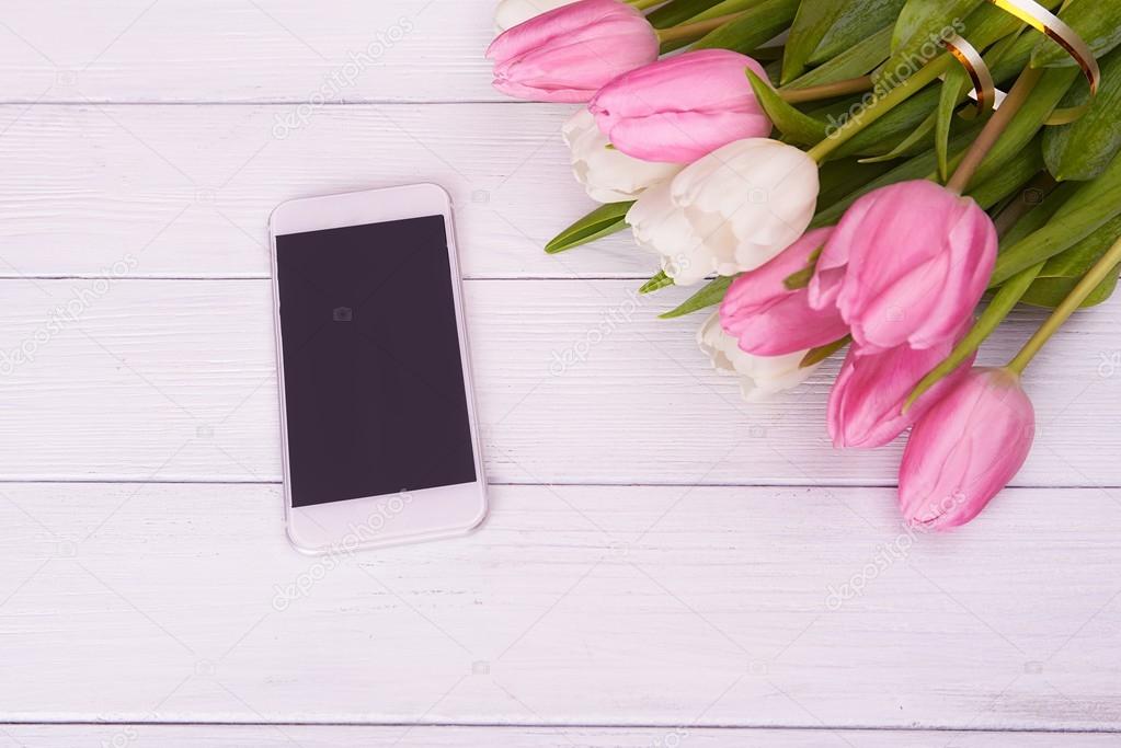 smartphon and spring tulips