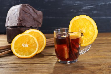 Kırmızı meyve ve tarçın ile şarap mulled 