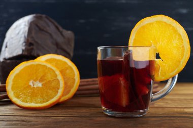 Kırmızı meyve ve tarçın ile şarap mulled 