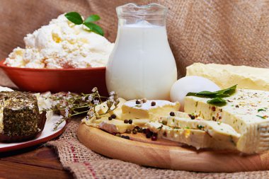 Rustik çuval bezi kumaş üzerine süt ve süt ürünleri