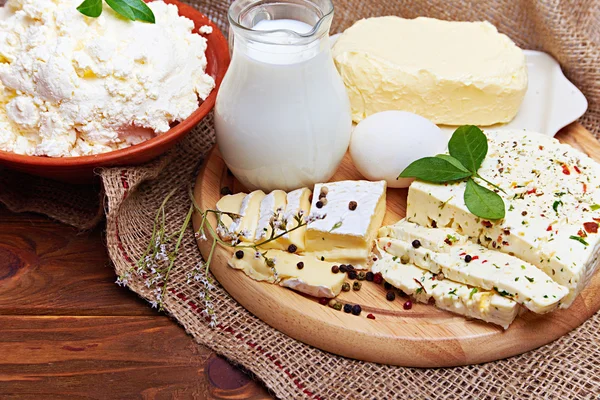 Rustik çuval bezi kumaş üzerine süt ve süt ürünleri, üstten görünüm