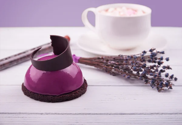 Mini cake with black currant and creamy mousse. — ストック写真