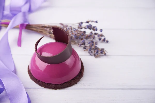 Mini cake with black currant and creamy mousse. — Stok fotoğraf
