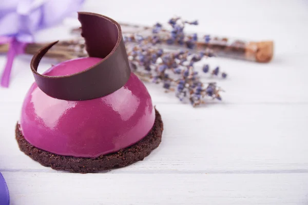 Mini cake with black currant and creamy mousse. — ストック写真