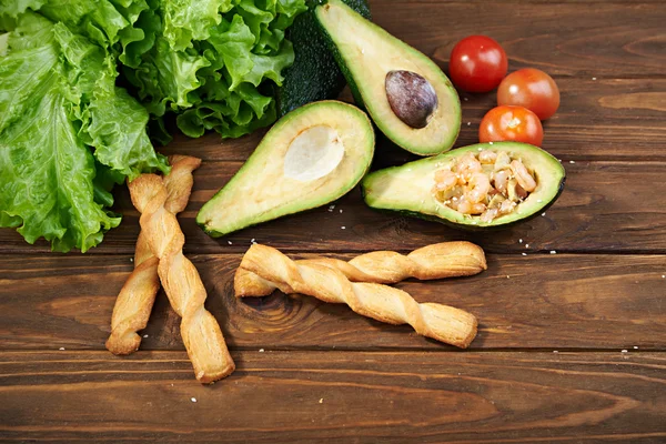 Légumes et crevettes sur fond de bois — Photo