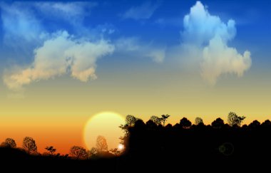 Yazın muhteşem bulutlu bir gökyüzü ve ormanın manzarası hoş, sıcak güneş ışığıyla manzaralı bir manzara. Temel RGB