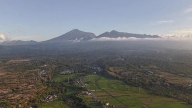 Lombok, Endonezya 'da Rinjani Dağı ile Sembalun Köyü' ne giden Manzaralı Yol