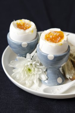 Kapış yumurta ekmek ve tereyağı kahvaltı için