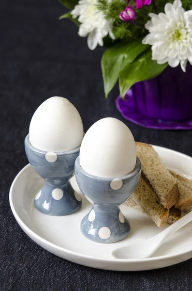 Scramble ovos com torradas e manteiga para o café da manhã — Fotografia de Stock