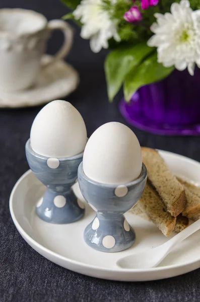 Scramble ovos com torradas e manteiga para o café da manhã — Fotografia de Stock