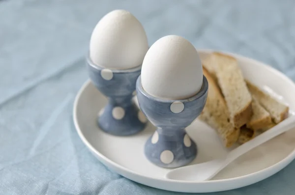 Kapış yumurta ekmek ve tereyağı kahvaltı için — Stok fotoğraf