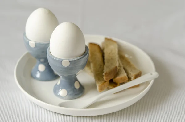 Scramble ovos com torradas e manteiga para o café da manhã — Fotografia de Stock