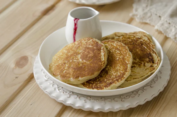 Pannenkoek met jam van de zwarte bes voor een ontbijt — Stockfoto