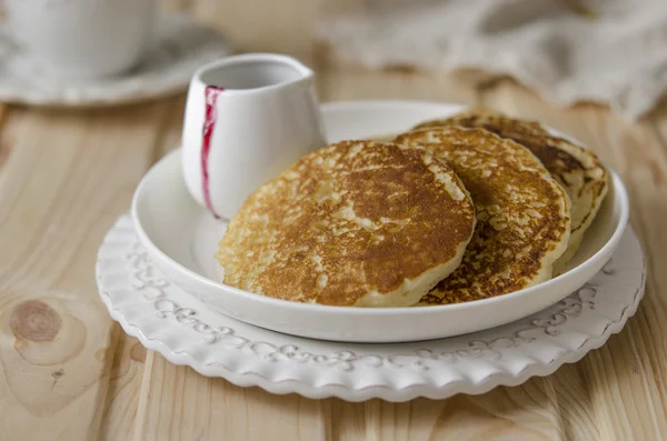 Pannkaka med sylt från den svarta vinbär för en frukost — Stockfoto