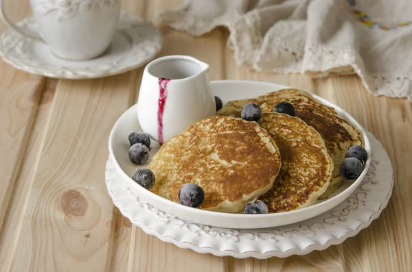 Pannkaka med sylt från den svarta vinbär för en frukost — Stockfoto