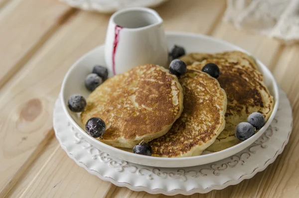 Pannenkoek met jam van de zwarte bes voor een ontbijt — Stockfoto