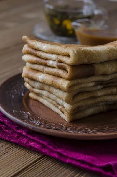 Pfannkuchen mit Karamellsoße zum Frühstück — Stockfoto