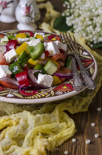 Ensalada griega con queso feta tomates pepinos y pimientos dulces — Foto de Stock