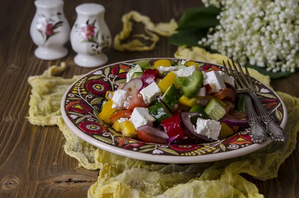 Ensalada griega con queso feta tomates pepinos y pimientos dulces —  Fotos de Stock